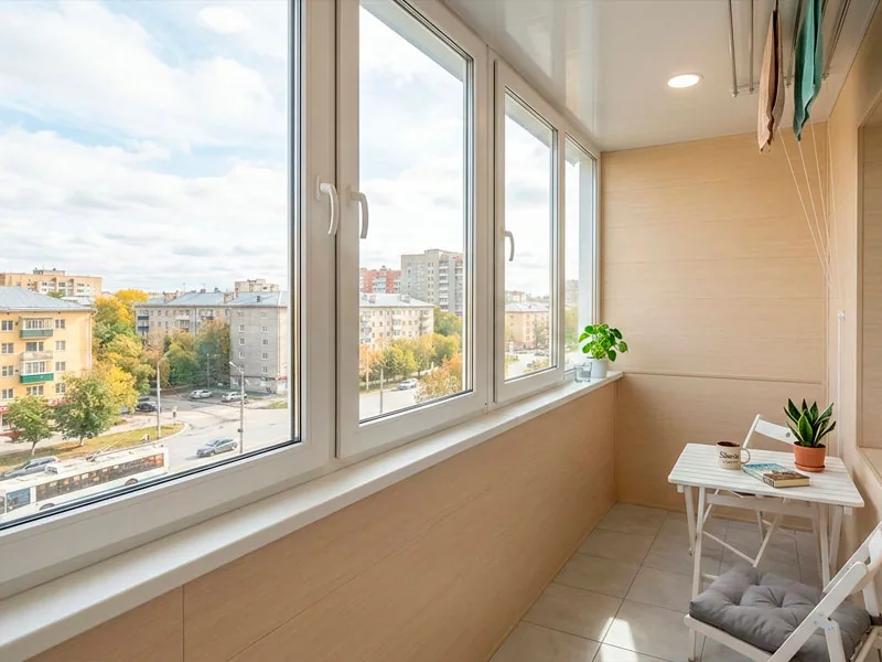 Обшивка панелями ПВХ — светлый балкон